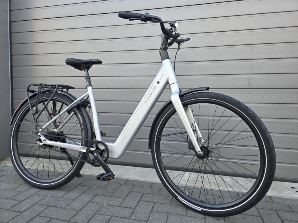 Vogue Motion Matt Titanium Grey 2026 E bike Met Riemaandrijving En Vogue Motion Matt Titanium Grey 2026 E bike Met Riemaandrijving En